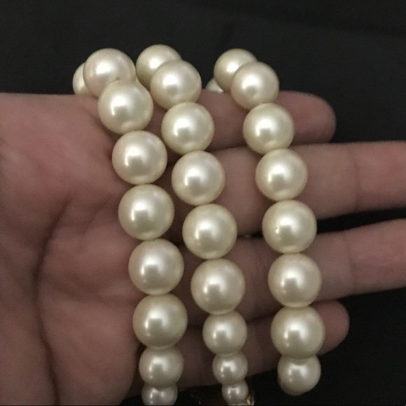 Multi strand Pearl rhinestone sparkling cottage core stretchy bracelet - Picture 4 of 4